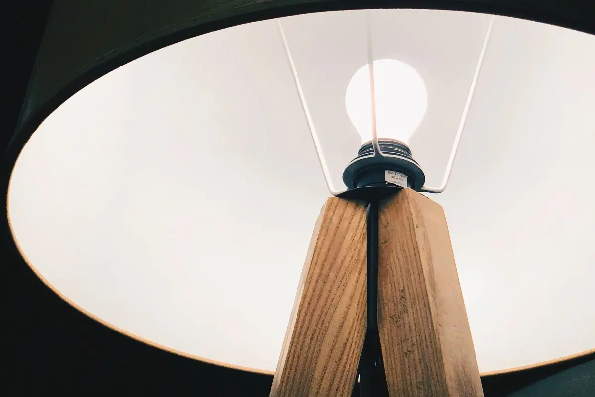 Standerlampe med stor skærm - flere gode råd før du køber og et par tips til indretningen med den